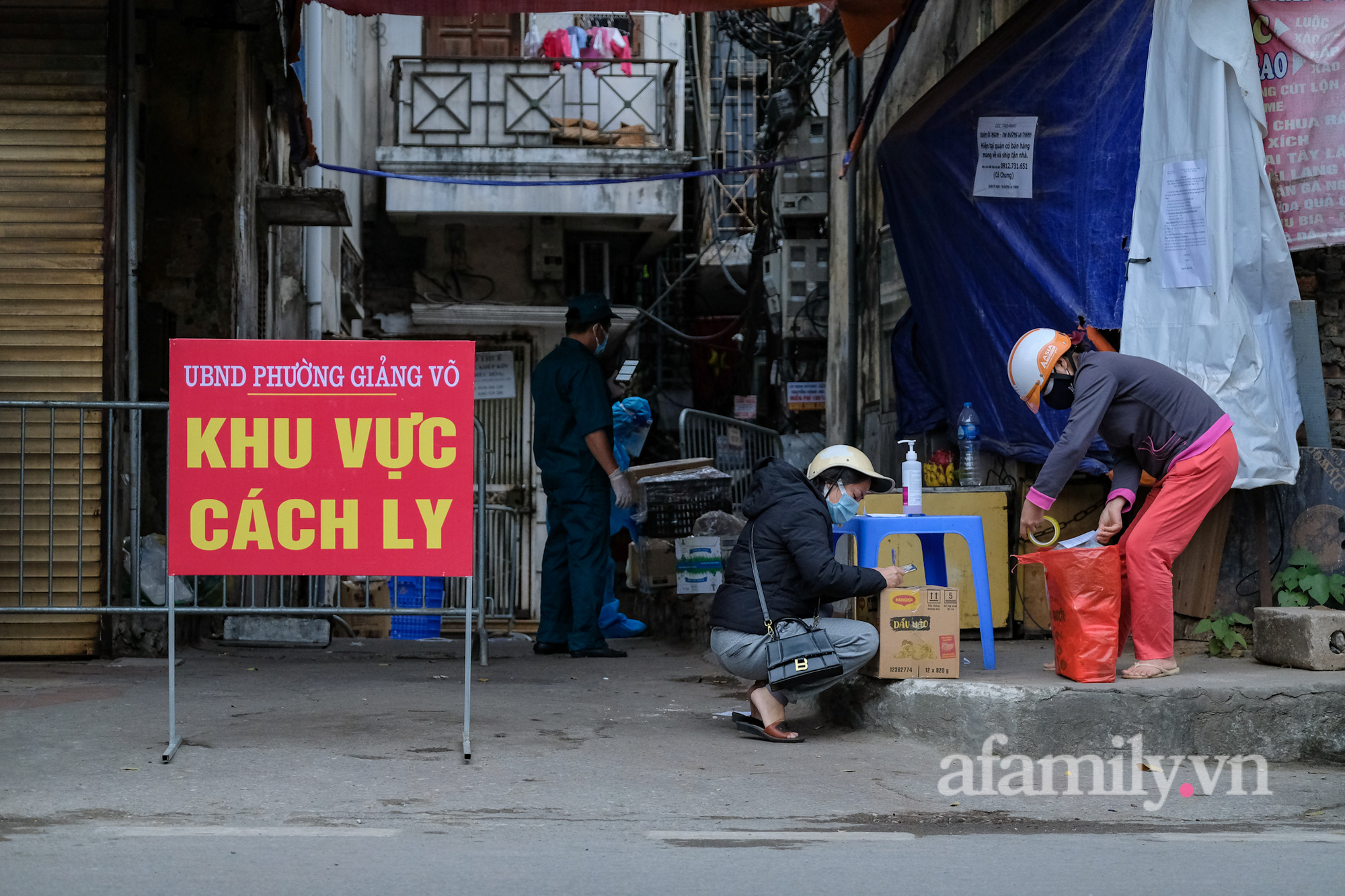 Hà Nội: Phường Giảng Võ dựng hàng rào tôn cao 2m ở nơi ghi nhận nhiều ca mắc Covid-19, lực lượng tình nguyện đi từng nhà gửi đồ tiếp tế cho dân - Ảnh 13.