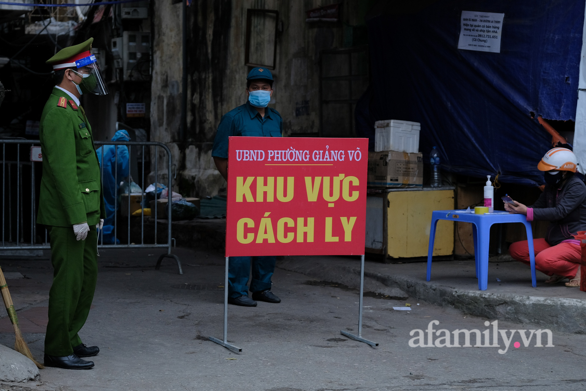 Hà Nội: Phường Giảng Võ dựng hàng rào tôn cao 2m ở nơi ghi nhận nhiều ca mắc Covid-19, lực lượng tình nguyện đi từng nhà gửi đồ tiếp tế cho dân - Ảnh 11.