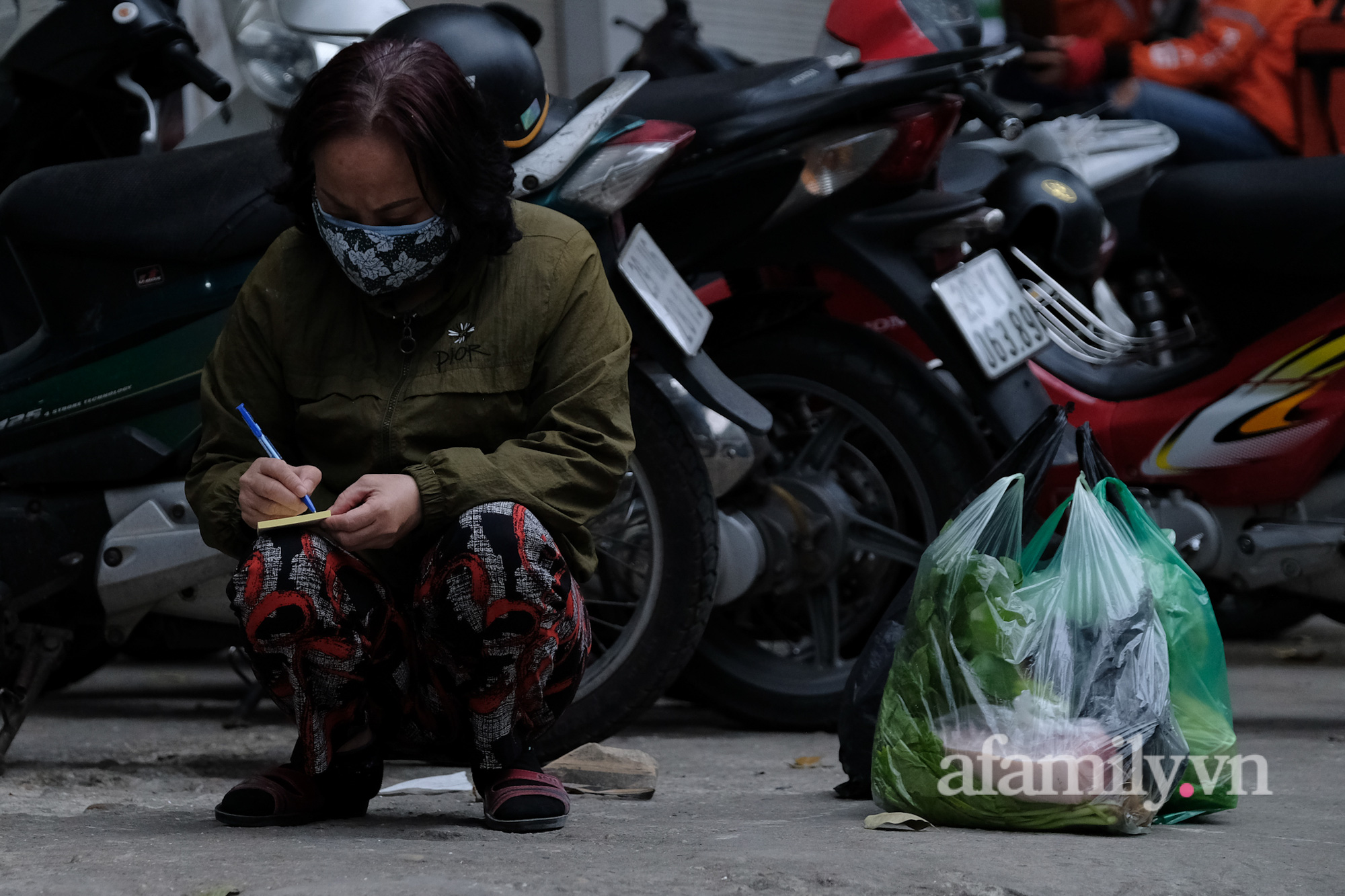 Hà Nội: Phường Giảng Võ dựng hàng rào tôn cao 2m ở nơi ghi nhận nhiều ca mắc Covid-19, lực lượng tình nguyện đi từng nhà gửi đồ tiếp tế cho dân - Ảnh 10.