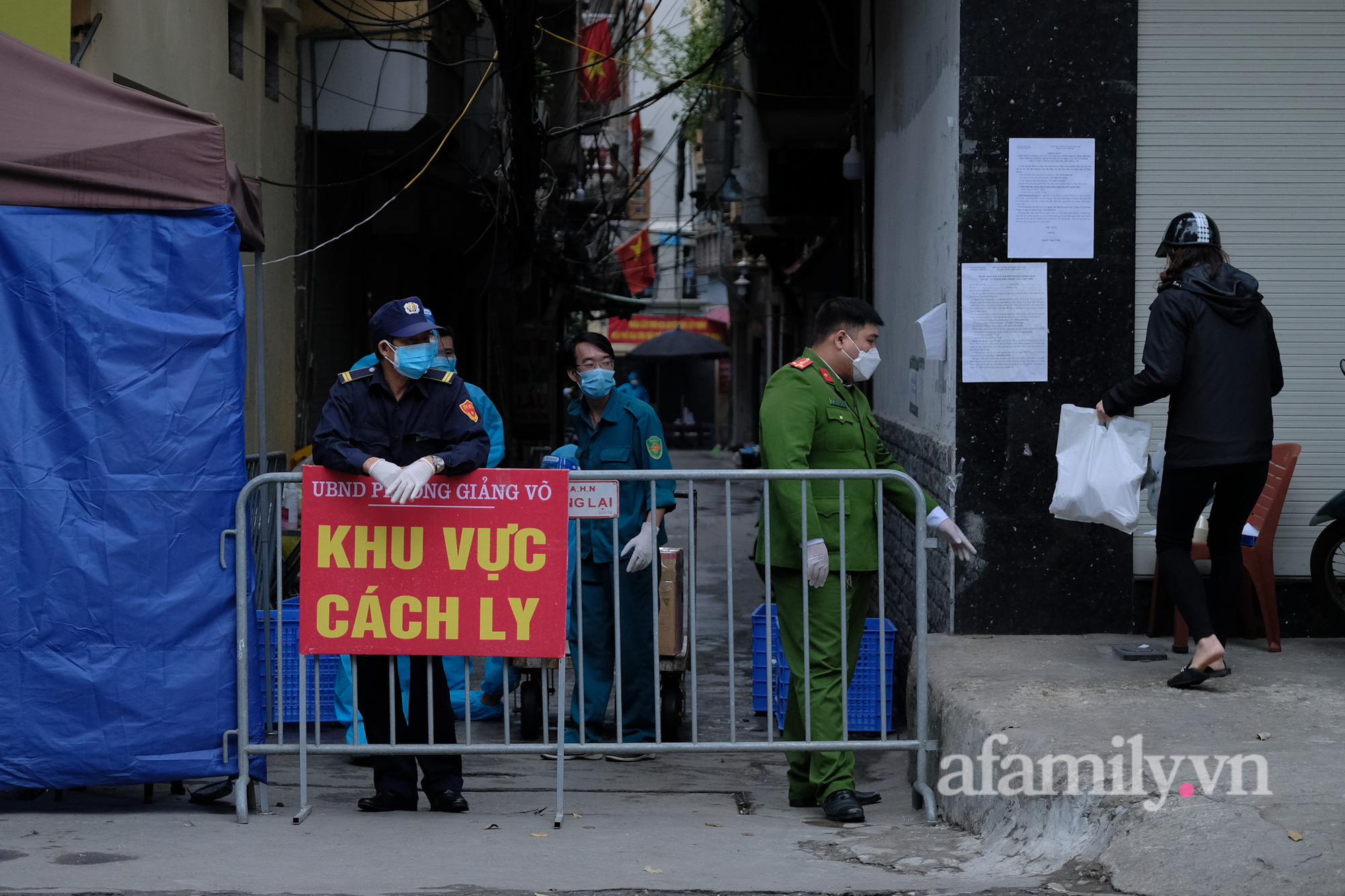 Hà Nội: Phường Giảng Võ dựng hàng rào tôn cao 2m ở nơi ghi nhận nhiều ca mắc Covid-19, lực lượng tình nguyện đi từng nhà gửi đồ tiếp tế cho dân - Ảnh 2.