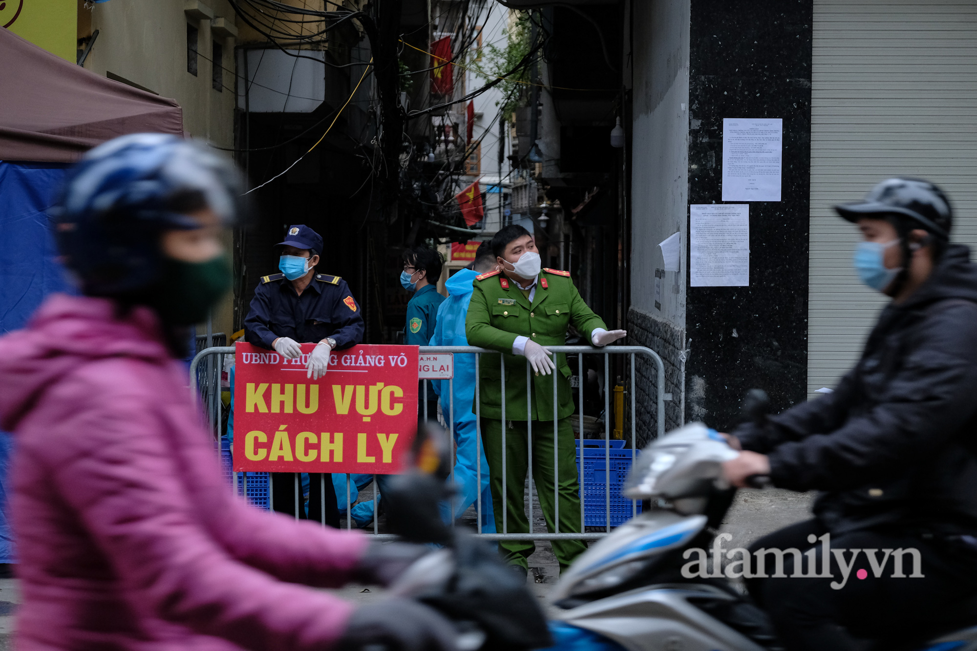 Hà Nội: Phường Giảng Võ dựng hàng rào tôn cao 2m ở nơi ghi nhận nhiều ca mắc Covid-19, lực lượng tình nguyện đi từng nhà gửi đồ tiếp tế cho dân - Ảnh 3.