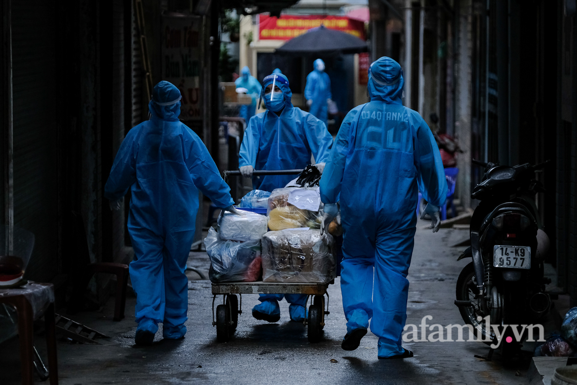 Hà Nội: Phường Giảng Võ dựng hàng rào tôn cao 2m ở nơi ghi nhận nhiều ca mắc Covid-19, lực lượng tình nguyện đi từng nhà gửi đồ tiếp tế cho dân - Ảnh 5.