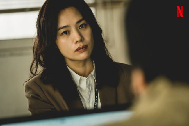Đóng phim bom tấn trên Netflix: Kim Hyun Joo đổi kiểu tóc đổi style, body tuổi 44 thì cực 