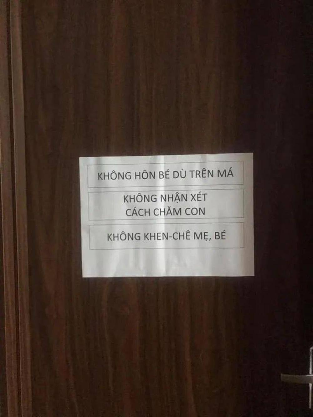 Mẹ bỉm dán quy định 3 KHÔNG nhắc nhở khách đến thăm: Người đồng tình, kẻ chê vô văn hóa - Ảnh 1.