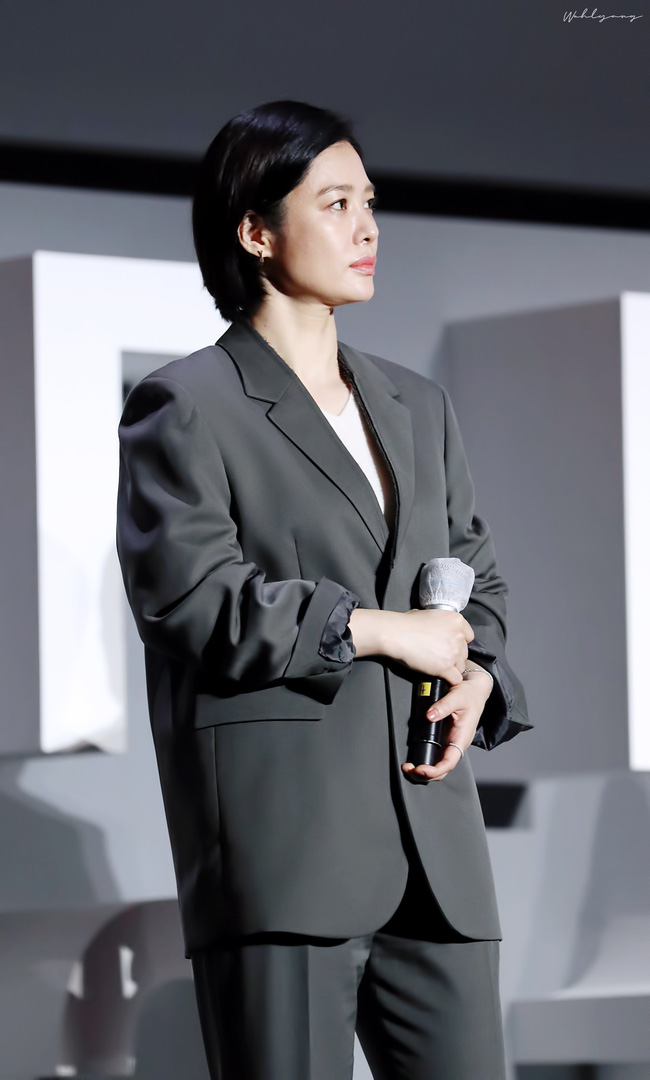 Đóng phim bom tấn trên Netflix: Kim Hyun Joo đổi kiểu tóc đổi style, body tuổi 44 thì cực 