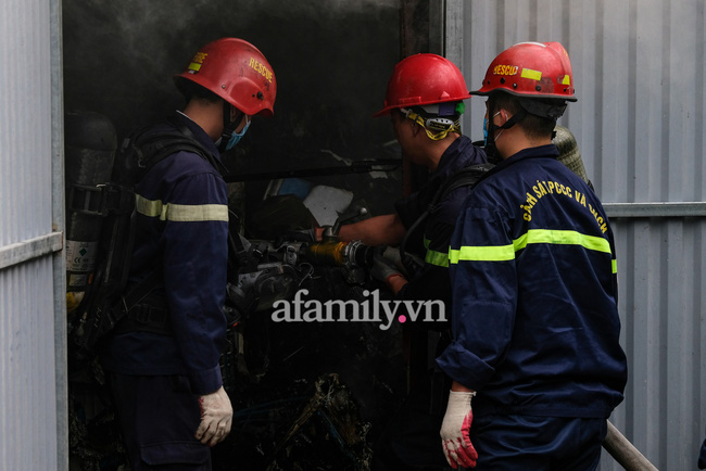 Hà Nội: Cháy lớn kho chứa điều hoà trong chợ, người dân hoảng loạn bỏ chạy - Ảnh 6.