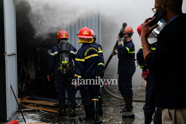 Hà Nội: Cháy kho chứa điều hoà trong chợ, người dân hoảng loạn bỏ chạy - Ảnh 1.