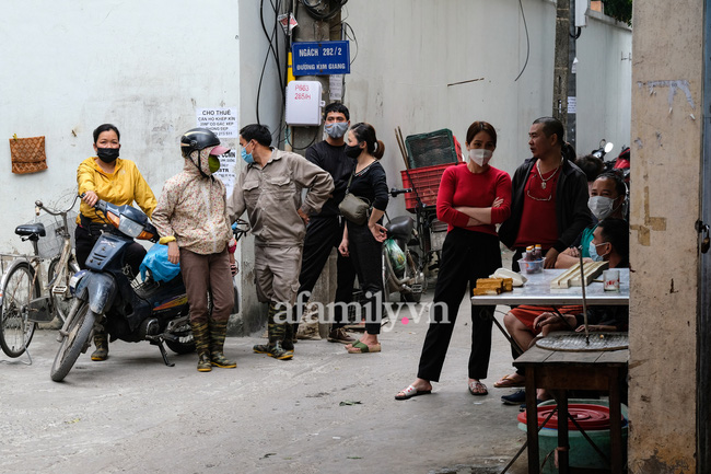 Hà Nội: Cháy kho chứa điều hoà trong chợ, người dân hoảng loạn bỏ chạy - Ảnh 7.