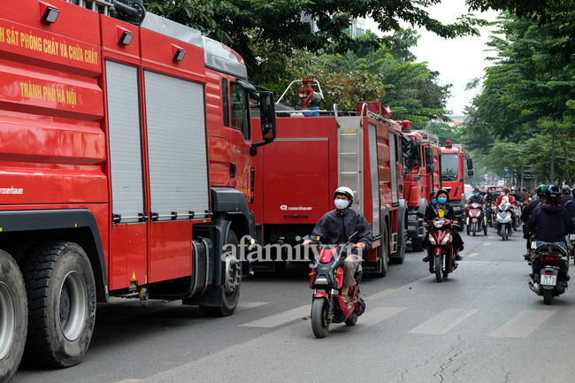 Hà Nội: Cháy kho chứa điều hoà trong chợ, người dân hoảng loạn bỏ chạy - Ảnh 5.