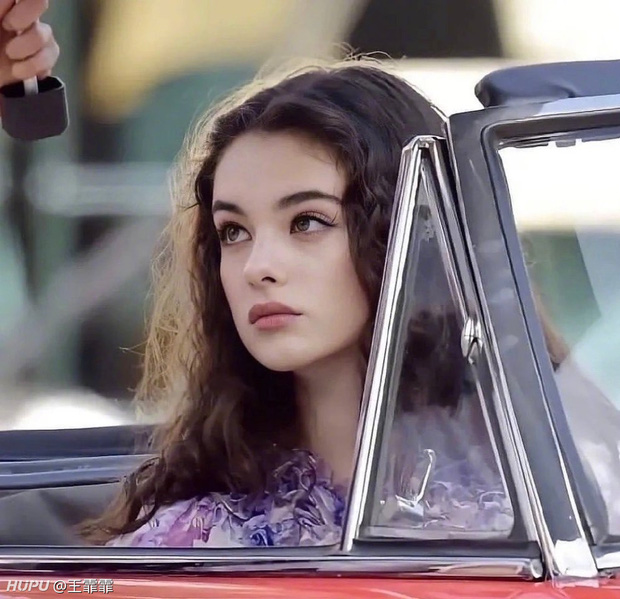 Rụng rời trước nhan sắc con gái mỹ nhân đẹp nhất nước Ý: 17 tuổi đã xinh như tiên nữ, vẻ đẹp lai Pháp Ý khiến cả thế giới sững sờ - Ảnh 2.