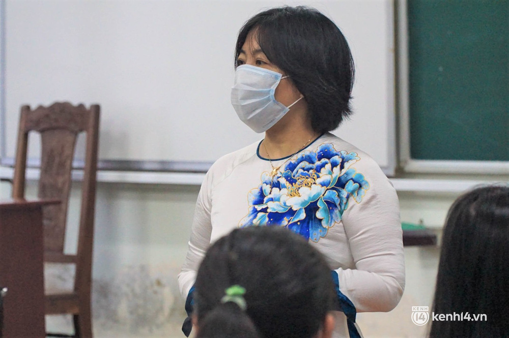 Ảnh: Học sinh lớp 12 ở Đà Nẵng hào hứng trong ngày đầu đến trường sau kỳ nghỉ hè dài hơn nửa năm - Ảnh 9.
