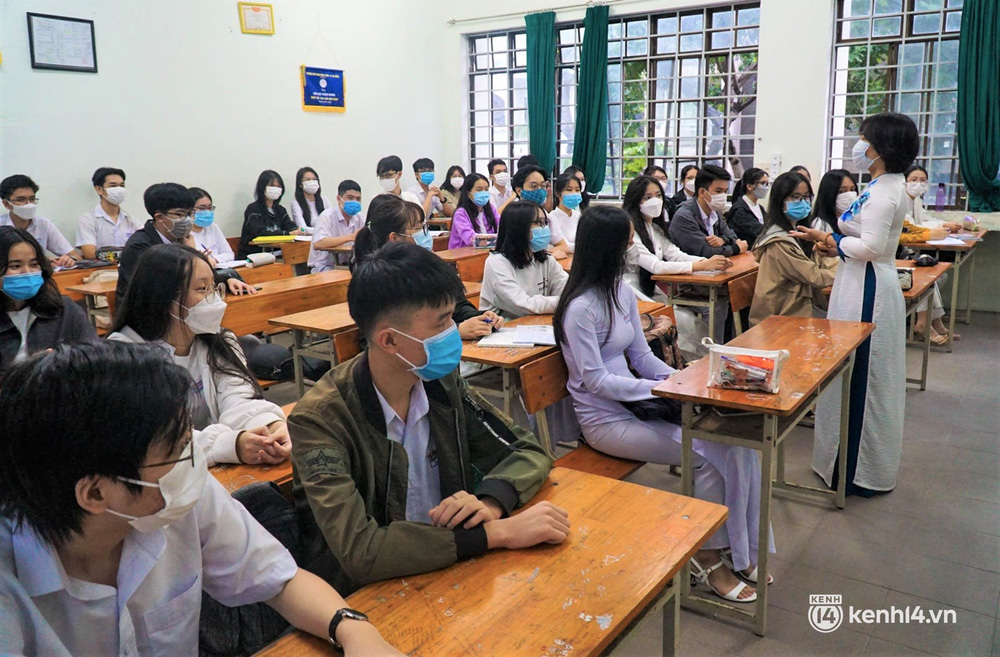 Ảnh: Học sinh lớp 12 ở Đà Nẵng hào hứng trong ngày đầu đến trường sau kỳ nghỉ hè dài hơn nửa năm - Ảnh 8.