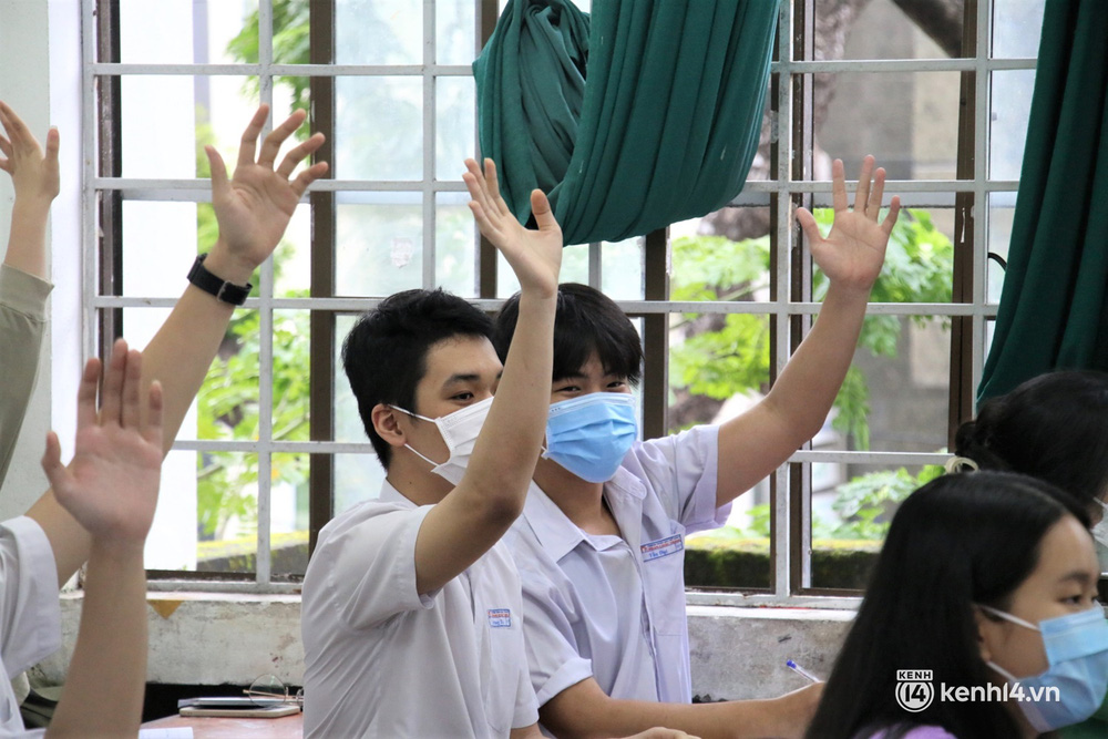 Ảnh: Học sinh lớp 12 ở Đà Nẵng hào hứng trong ngày đầu đến trường sau kỳ nghỉ hè dài hơn nửa năm - Ảnh 14.