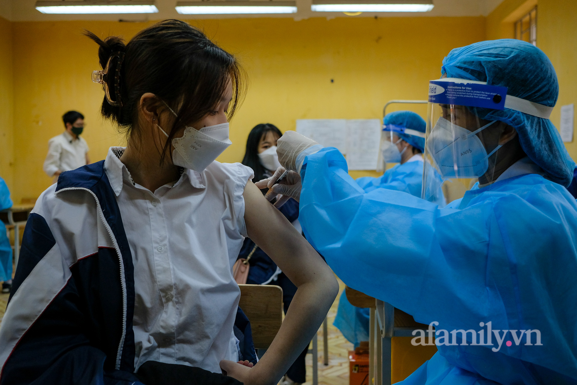 Xúc động người mẹ tật nguyền chống nạng đến trường giám hộ cho con ngày đầu tiên học sinh Hà Nội được tiêm vaccine COVID-19 - Ảnh 12.