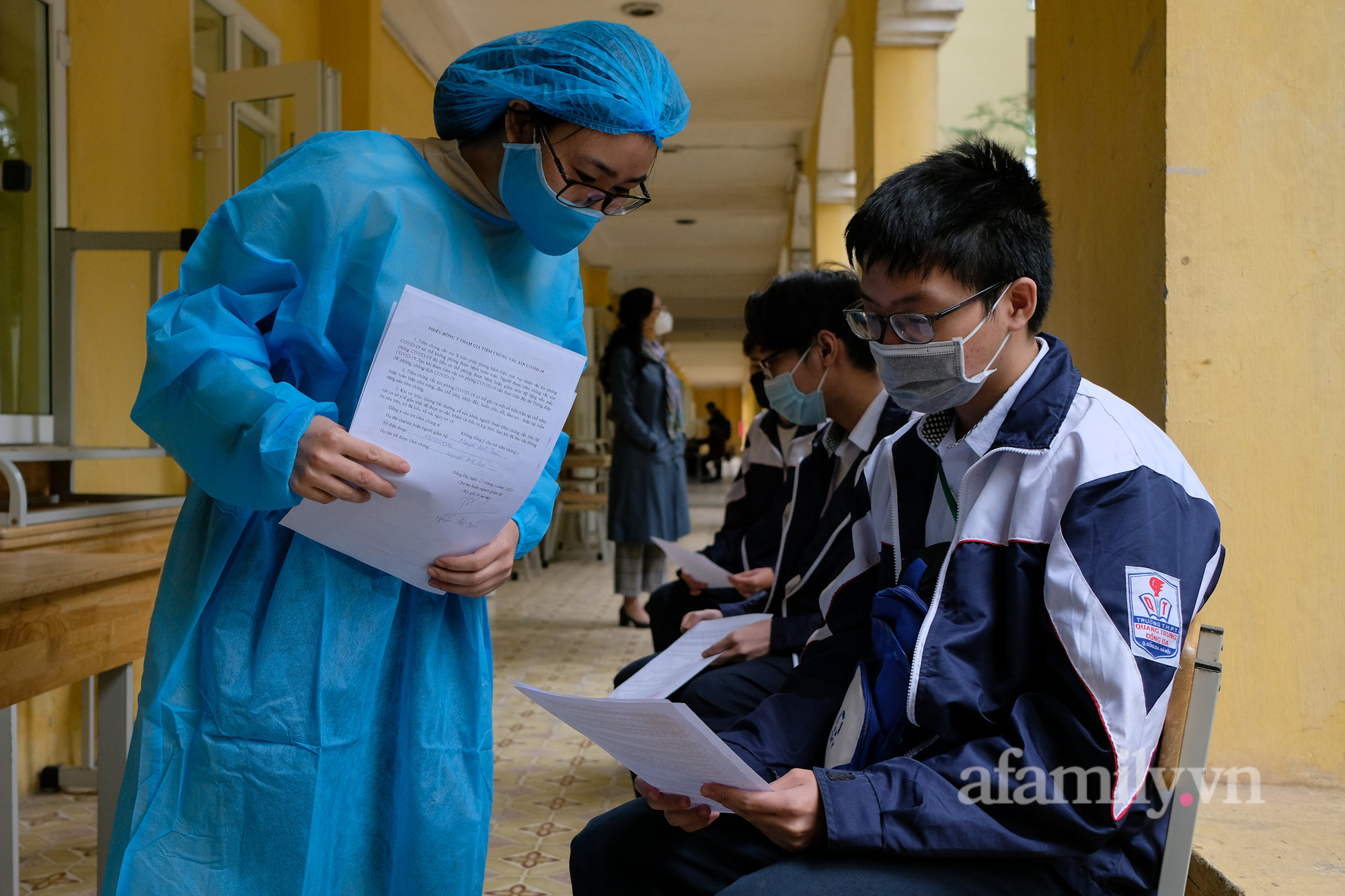 Xúc động người mẹ tật nguyền chống nạng đến trường giám hộ cho con ngày đầu tiên học sinh Hà Nội được tiêm vaccine COVID-19 - Ảnh 8.