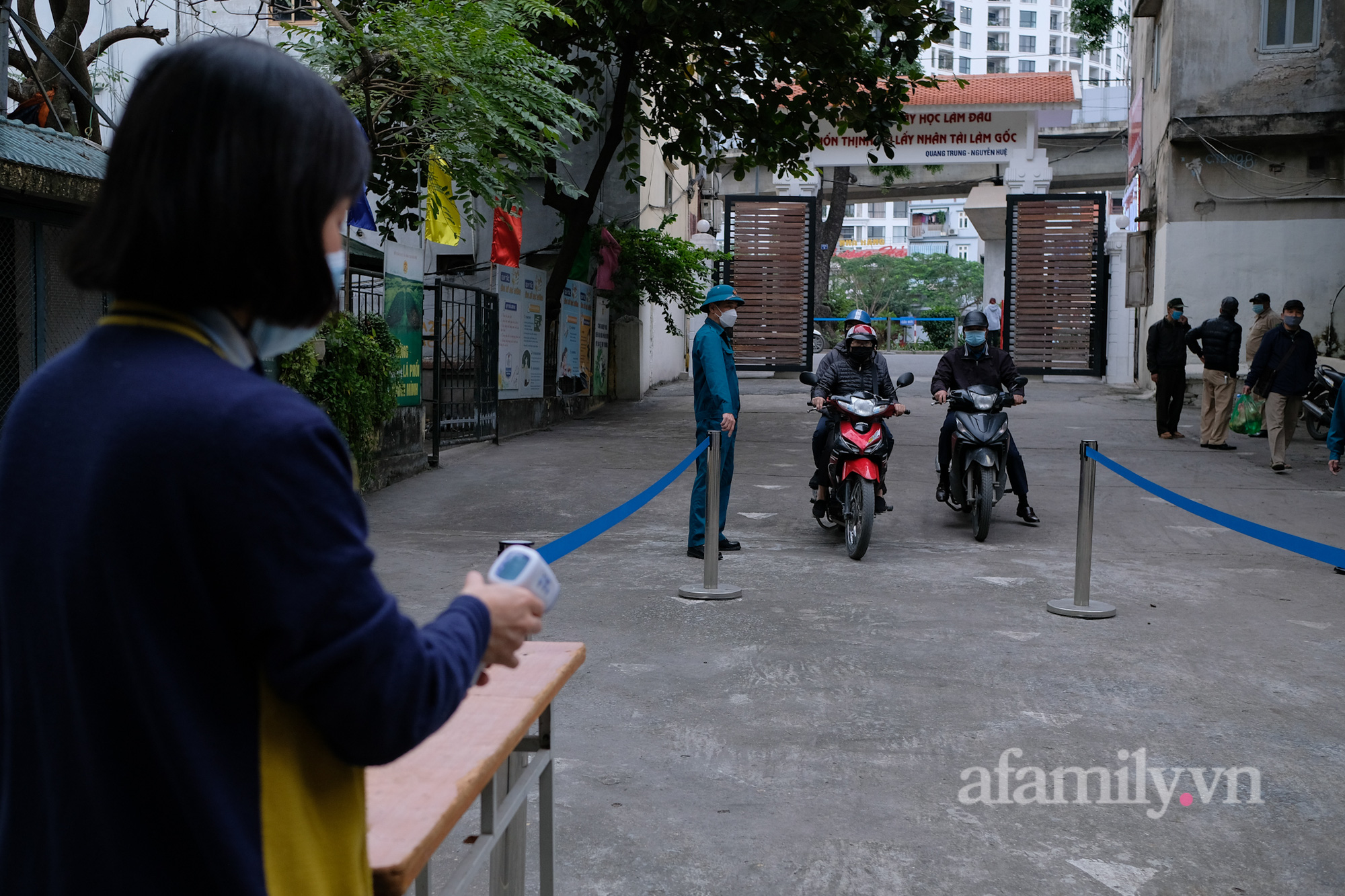 Xúc động người mẹ tật nguyền chống nạng đến trường giám hộ cho con ngày đầu tiên học sinh Hà Nội được tiêm vaccine COVID-19 - Ảnh 1.