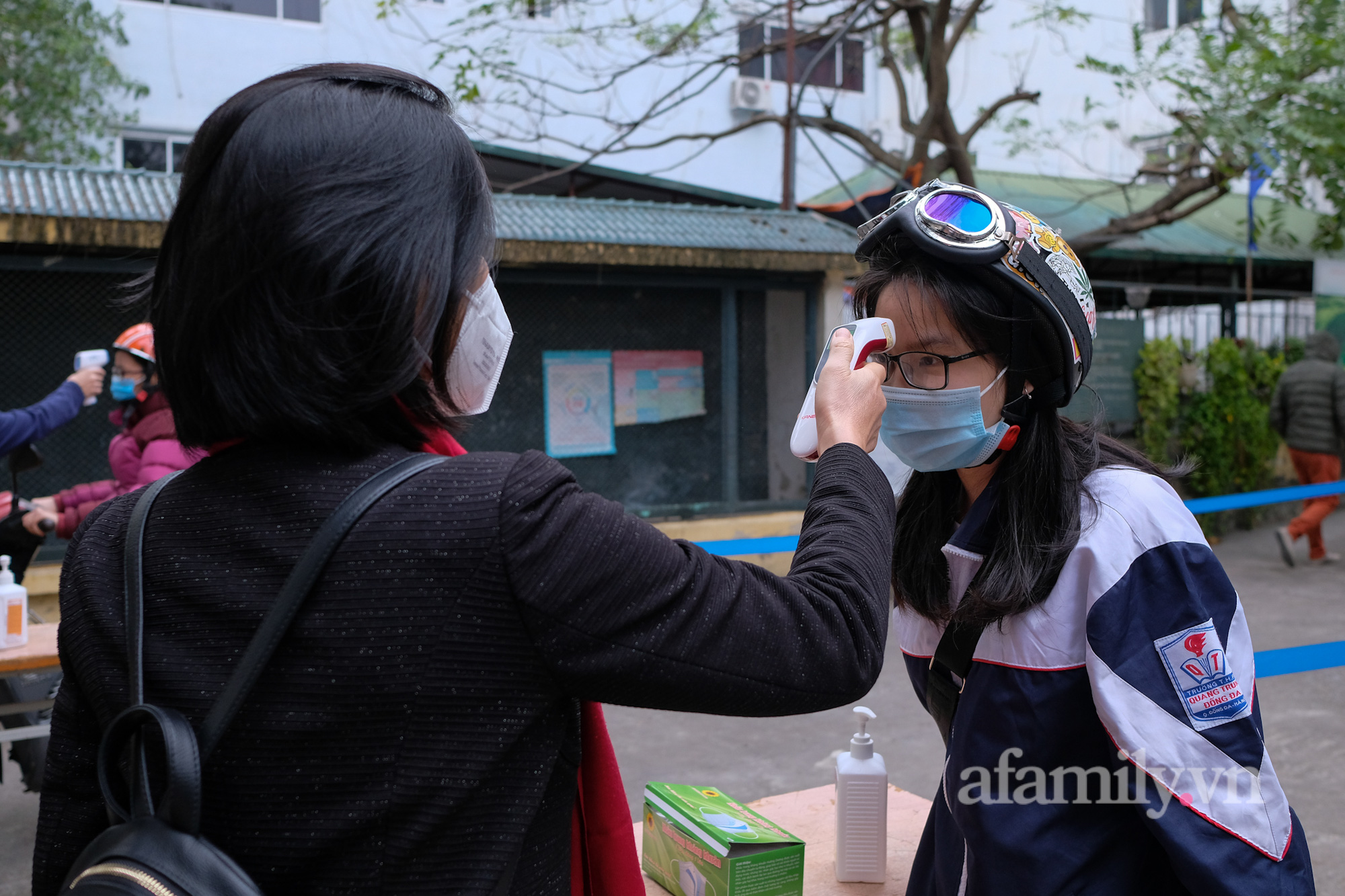 Xúc động người mẹ tật nguyền chống nạng đến trường giám hộ cho con ngày đầu tiên học sinh Hà Nội được tiêm vaccine COVID-19 - Ảnh 2.