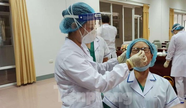 Phong tỏa một tầng, khẩn trương đối phó với ổ dịch COVID-19 phức tạp tại Bệnh viện Phụ sản Nam Định - Ảnh 2.