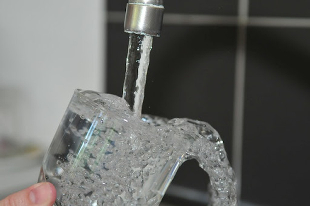 4 loại nước không được khuyến khích uống vì dễ gây nguy cơ ngộ độc, có cả nước từ bình lọc đấy bạn nhé! - Ảnh 2.