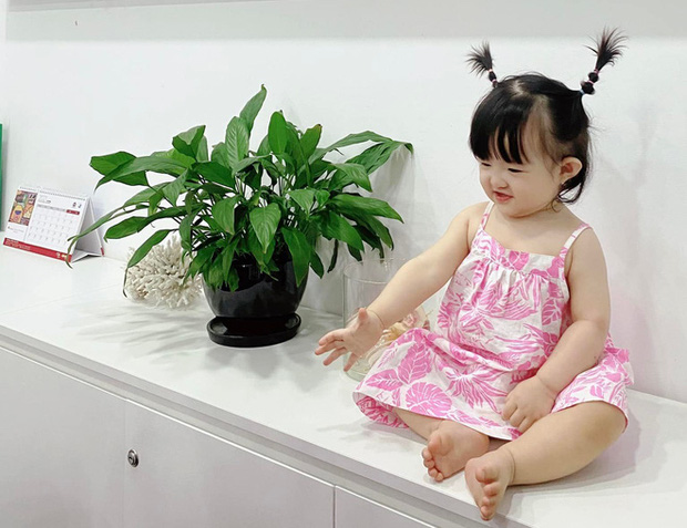 Ái nữ nhà Đông Nhi đến đại náo công ty bố mẹ: Mặc váy dây hồng, tóc 2 chỏm, còn tạo 1001 biểu cảm cute hết nấc - Ảnh 3.
