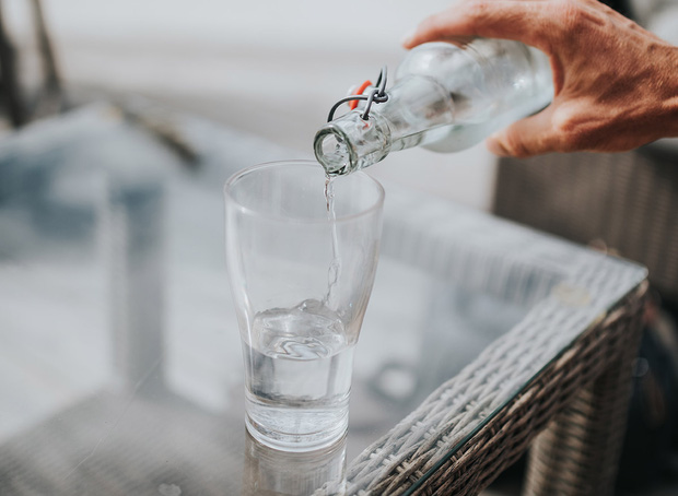 4 loại nước không được khuyến khích uống vì dễ gây nguy cơ ngộ độc, có cả nước từ bình lọc đấy bạn nhé! - Ảnh 1.
