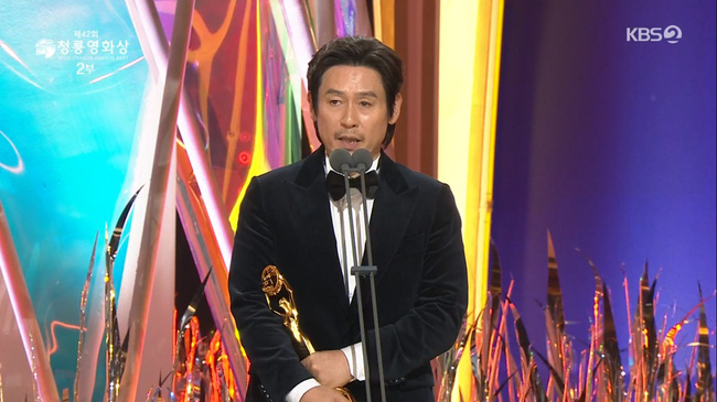 Lễ trao giải Rồng Xanh: Song Joong Ki, YoonA chiến thẳng giải Nghệ sĩ được yêu thích nhất - Ảnh 2.