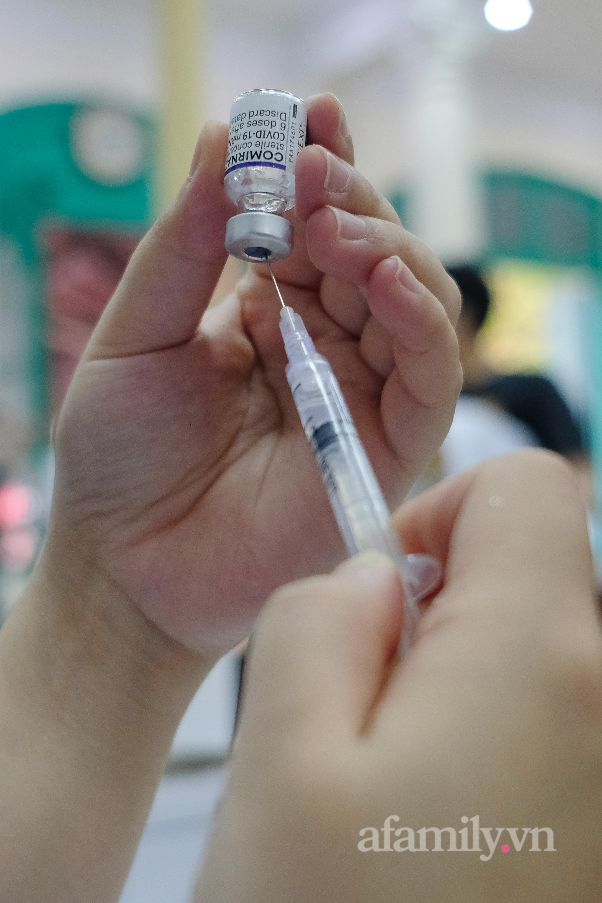 Tiêm vaccine COVID-19 cho học sinh lớp 9: Phụ huynh hồi hộp đứng ngoài đợi con - Ảnh 9.