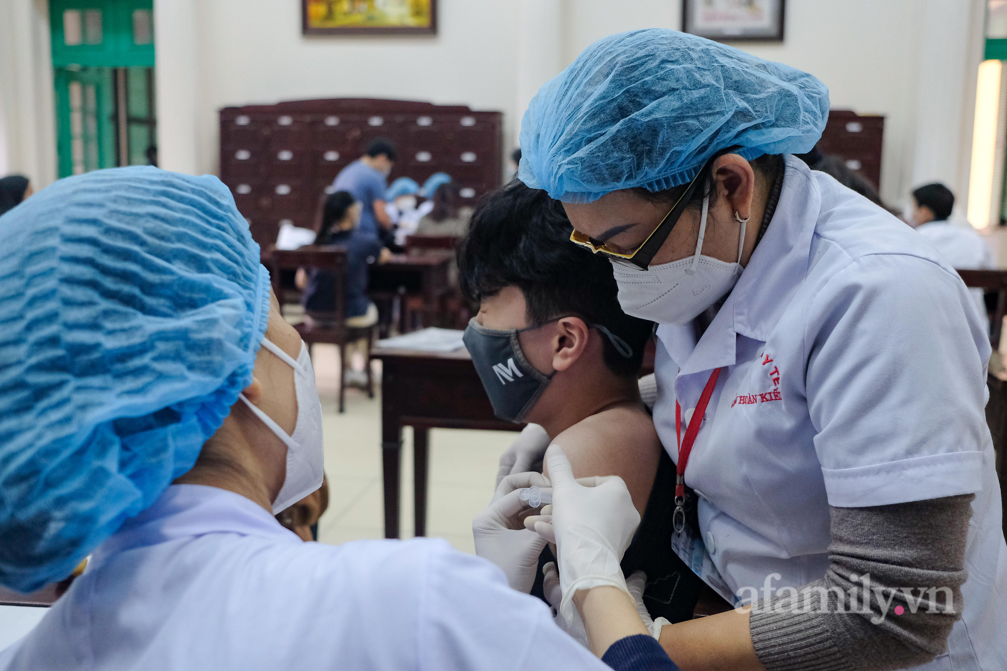 Tiêm vaccine COVID-19 cho học sinh lớp 9: Phụ huynh hồi hộp đứng ngoài đợi con - Ảnh 11.