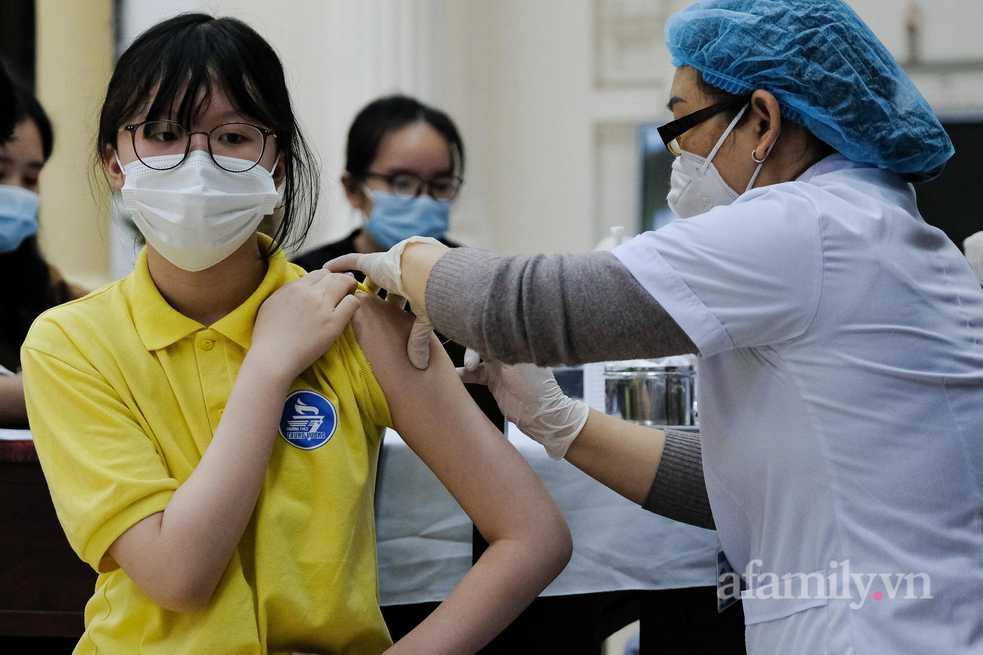 Tiêm vaccine COVID-19 cho học sinh lớp 9: Phụ huynh hồi hộp đứng ngoài đợi con - Ảnh 12.