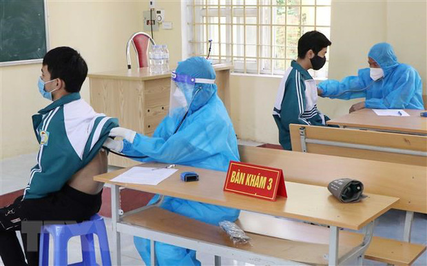 4 học sinh Bắc Giang sốc phản vệ sau tiêm vắc xin Covid-19: Nguyên nhân do đâu? - Ảnh 1.