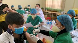 Sức khỏe 2 em học sinh bị sốc phản vệ sau tiêm vắc xin đang điều trị ở Bệnh viện Bạch Mai