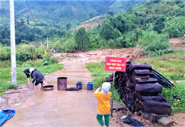 Kinh hoàng cả quả đồi lớn bất ngờ đổ sập xuống sát nhà dân ở Quảng Nam - Ảnh 1.