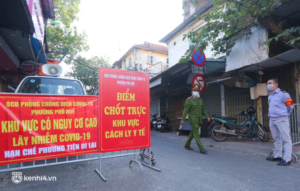 Hà Nội: Lập chốt cứng, phong toả một cụm dân cư phường Phố Huế do liên quan chùm ca bệnh 60 F0 - Ảnh 1.