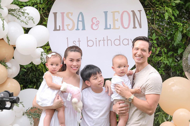 Lisa - Leon siêu cưng khi diện đồ Noel nhưng biểu cảm lúc ngồi trong lòng anh hai Subeo mới đáng chú ý - Ảnh 3.