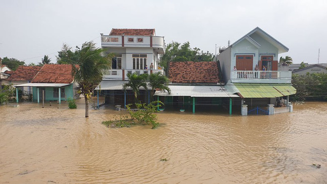 Tìm thấy thi thể 2 cháu nhỏ 2 tuổi và 3 tuổi bị nước lũ cuốn trôi trong vụ lật ca nô ở Phú Yên - Ảnh 1.