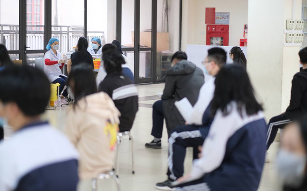 86 học sinh nhập viện sau tiêm vaccine COVID-19 ở Thanh Hóa - Ảnh 1.