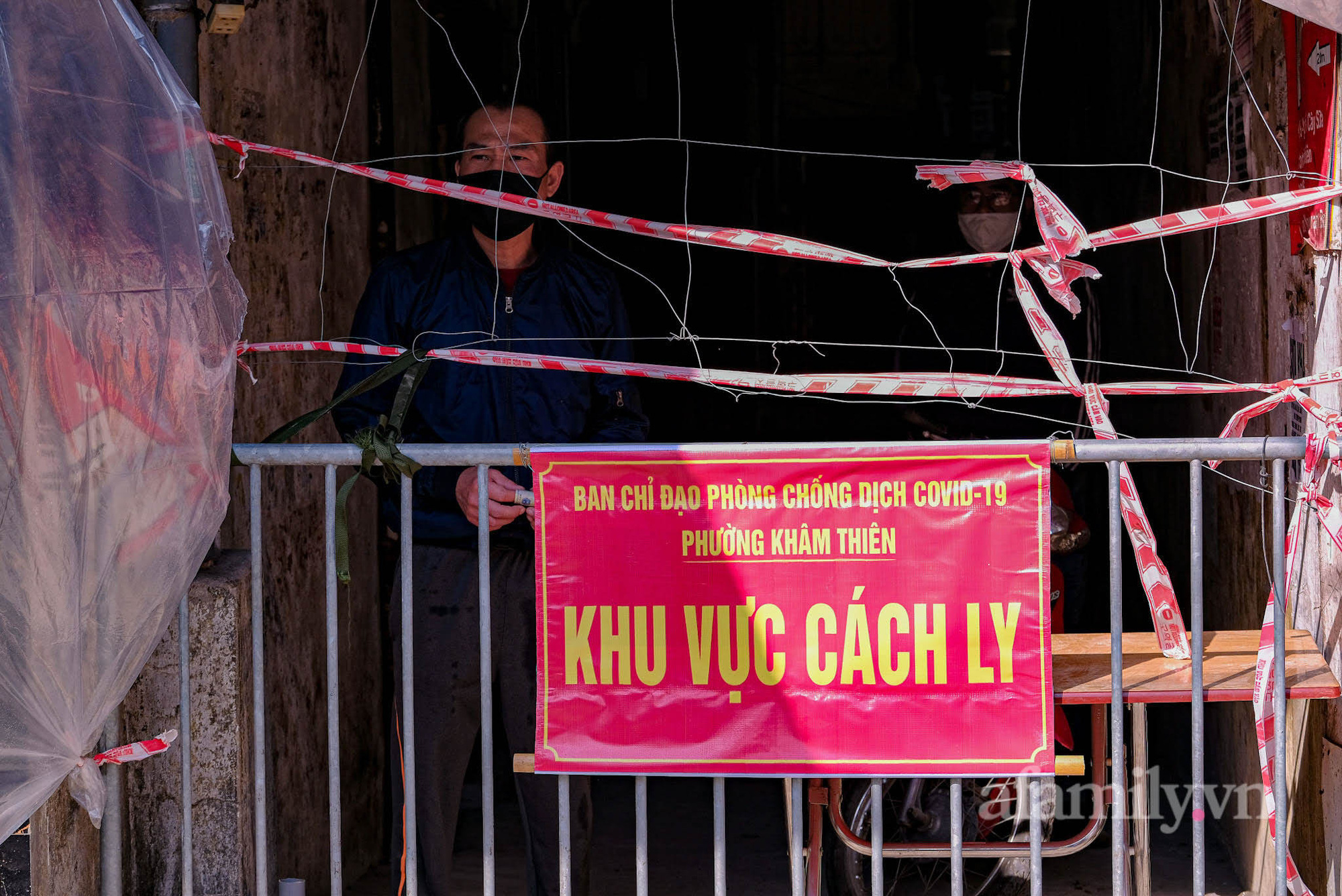 Ca nhiễm Covid-19 tăng cao mỗi ngày, nhiều nơi ở Hà Nội lại giăng dây, dựng rào cách ly - Ảnh 1.