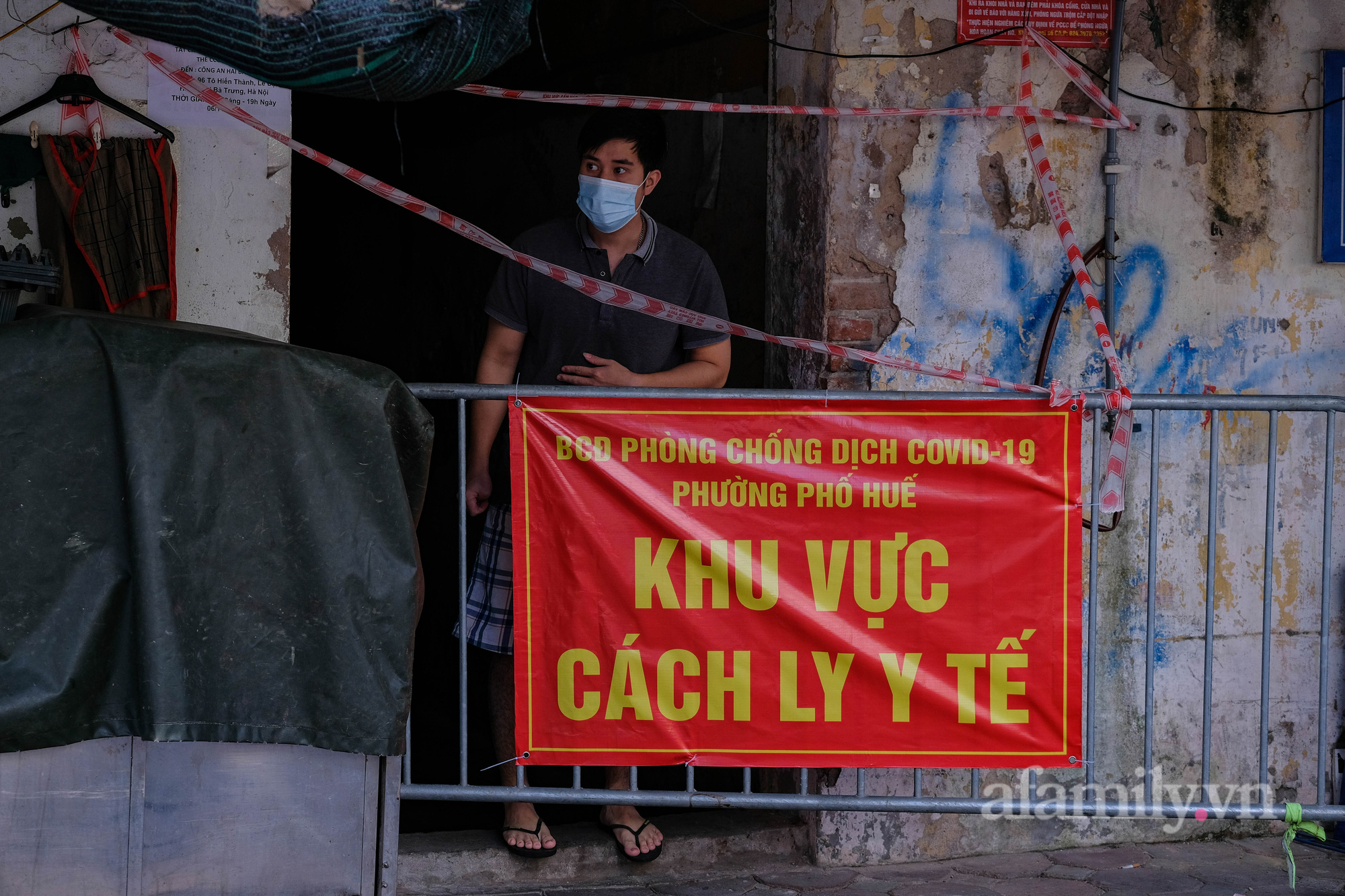 Ca nhiễm Covid-19 tăng cao mỗi ngày, nhiều nơi ở Hà Nội lại giăng dây, dựng rào cách ly - Ảnh 5.