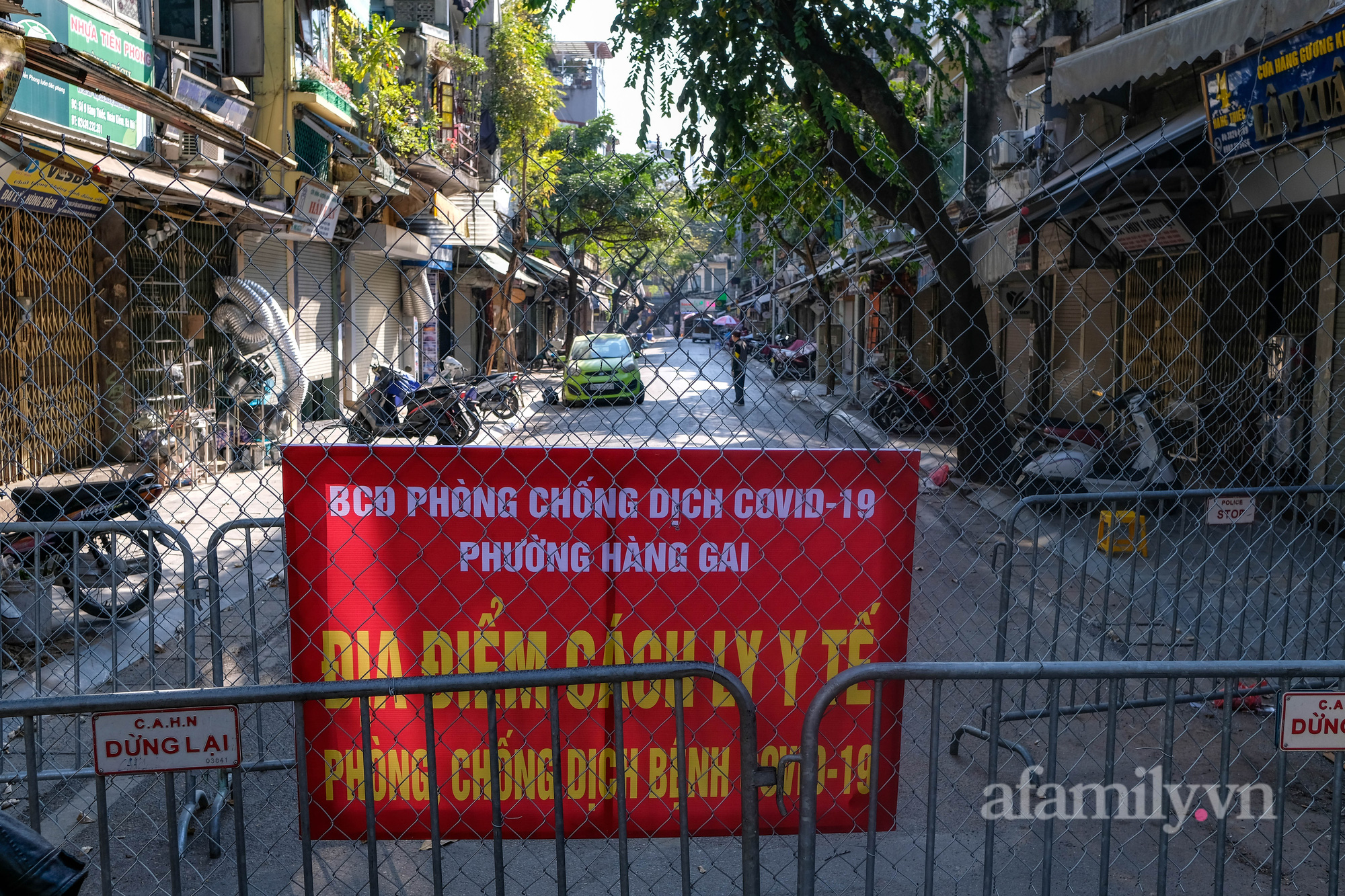 Ca nhiễm Covid-19 tăng cao mỗi ngày, nhiều nơi ở Hà Nội lại giăng dây, dựng rào cách ly - Ảnh 11.