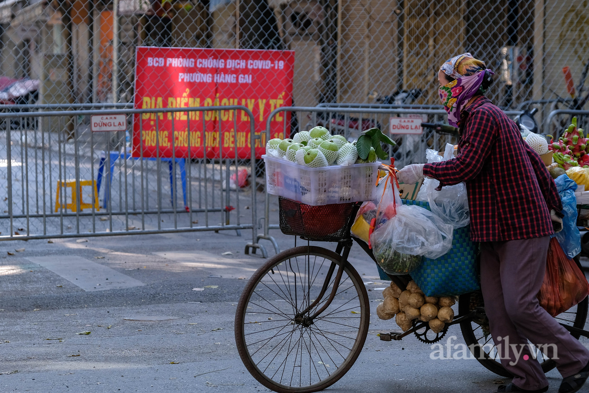 Ca nhiễm Covid-19 tăng cao mỗi ngày, nhiều nơi ở Hà Nội lại giăng dây, dựng rào cách ly - Ảnh 12.