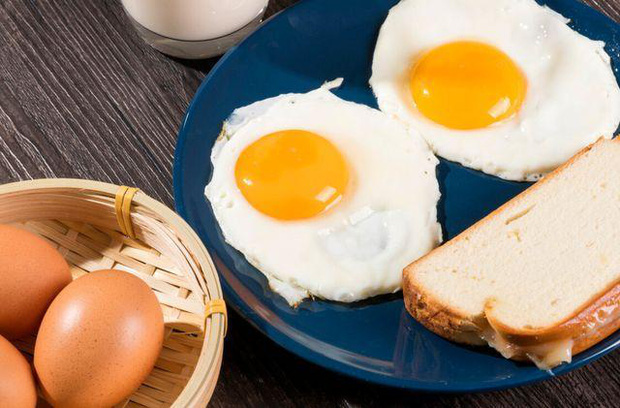 Buổi sáng thức dậy đừng bao giờ ăn 3 loại thực phẩm này vì vừa ít dinh dưỡng lại vừa gây ung thư, độc hại hơn cả nhịn đói - Ảnh 1.