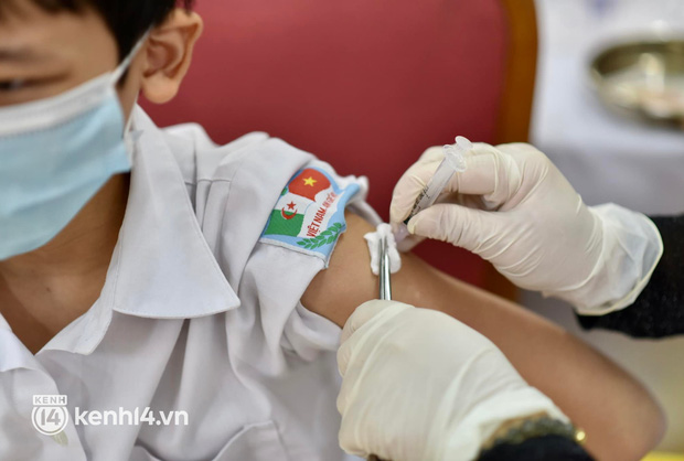Hà Nội tiếp tục triển khai tiêm vắc xin ngừa Covid-19 cho học sinh khối 7-8 - Ảnh 9.