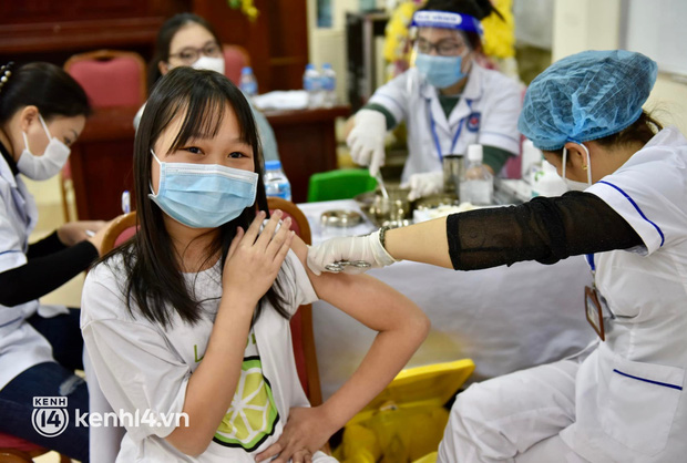 Hà Nội tiếp tục triển khai tiêm vắc xin ngừa Covid-19 cho học sinh khối 7-8 - Ảnh 10.