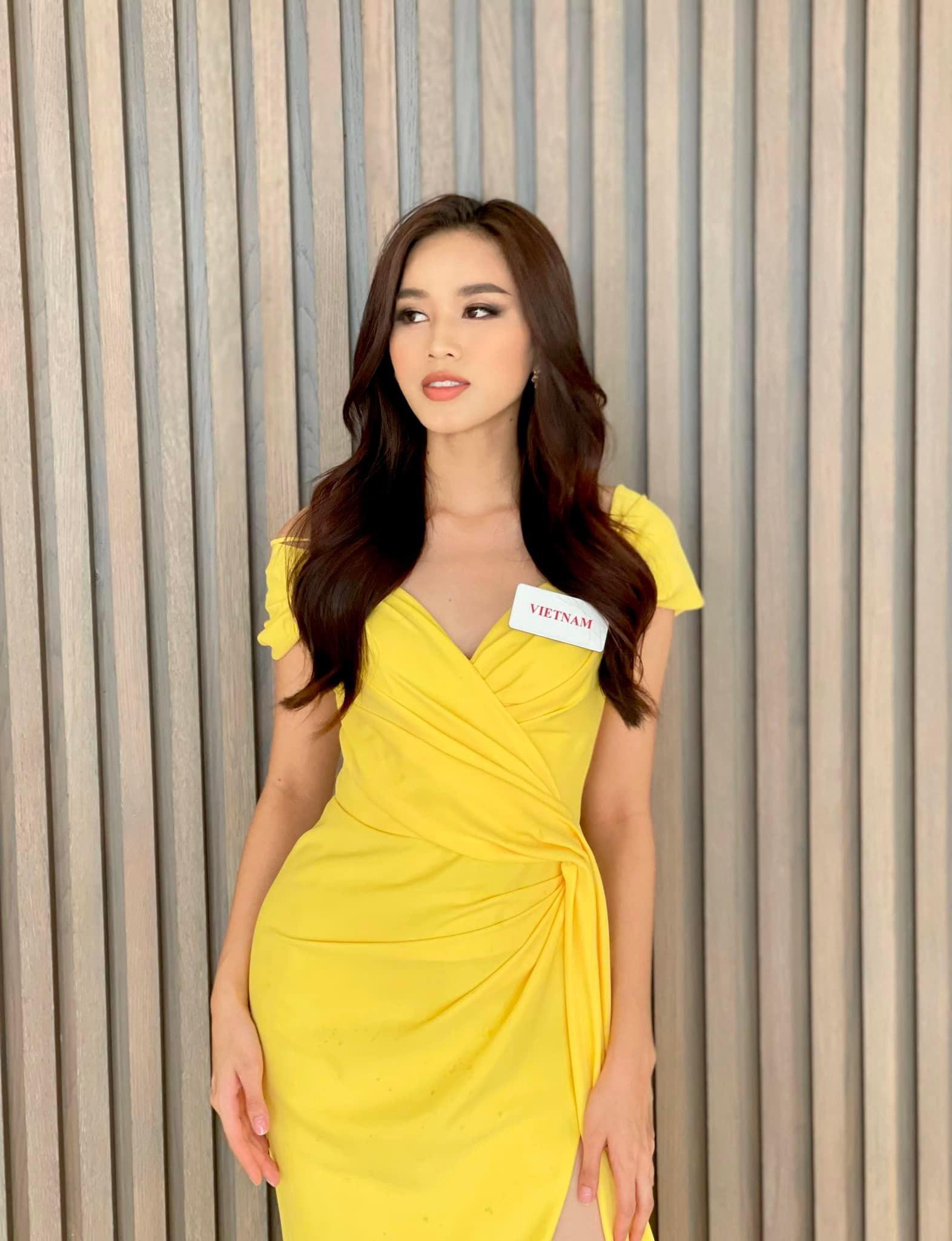 Hoa hậu Đỗ Thị Hà diện váy vàng rực nổi bật sự kiện chào đón Giáng sinh tại Miss World - Ảnh 2.
