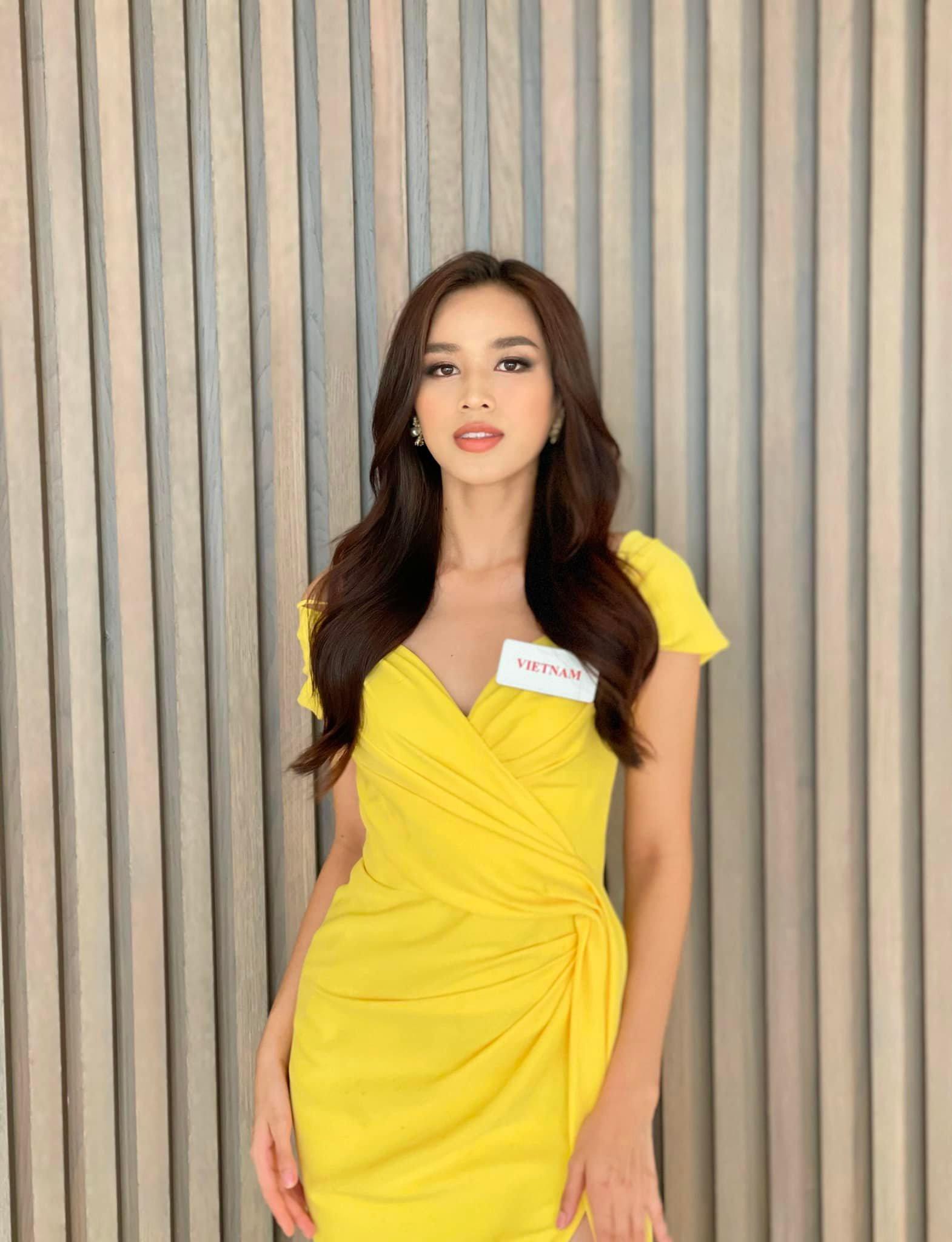 Hoa hậu Đỗ Thị Hà diện váy vàng rực nổi bật sự kiện chào đón Giáng sinh tại Miss World - Ảnh 1.
