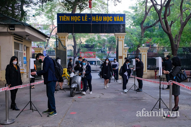 Hà Nội 6/12: Học sinh THPT trở lại trường sau 