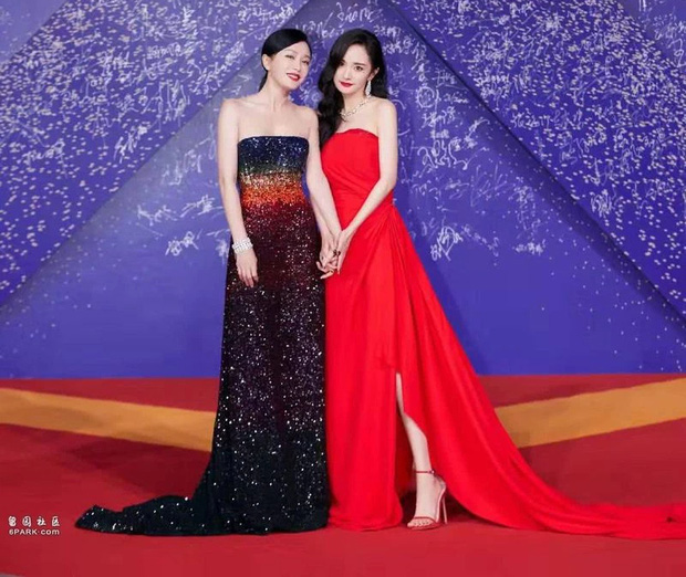 Màn đụng độ nhan sắc không ngờ: Dương Mịch nổi tiếng xinh đẹp nhưng ai ngờ lép vế trước cô bạn thân hơn 7 tuổi Tần Lam - Ảnh 5. Màn đụng độ nhan sắc không ngờ: Dương Mịch nổi tiếng xinh đẹp nhưng ai ngờ lép vế trước cô bạn thân hơn 7 tuổi Tần Lam - Ảnh 5.