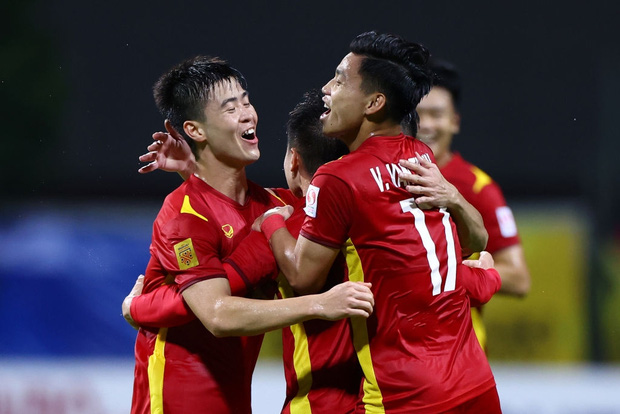 Tuyển Việt Nam thị uy sức mạnh tại AFF Cup, đè bẹp đối thủ Malaysia tới 3 bàn không gỡ - Ảnh 1.