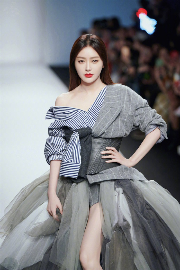 Màn đụng độ nhan sắc không ngờ: Dương Mịch nổi tiếng xinh đẹp nhưng ai ngờ lép vế trước cô bạn thân hơn 7 tuổi Tần Lam - Ảnh 7. Màn đụng độ nhan sắc không ngờ: Dương Mịch nổi tiếng xinh đẹp nhưng ai ngờ lép vế trước cô bạn thân hơn 7 tuổi Tần Lam - Ảnh 7.