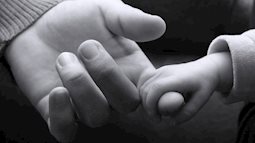 Nghẹn ngào bức thư bé gái gửi mẹ đã mất: ''Ngày con chào đời lại là ngày mẹ ra đi, mẹ đưa con đến thế giới này sao nỡ bỏ con lại một mình?''